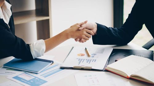 Analiză: În România s-au înregistrat anul trecut fuziuni și achiziții de 4,3 miliarde de euro, în scădere cu circa 20% față de 2022