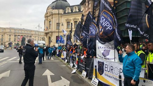 Polițiști din toată țara protestează față de „Ordonanţa austerității” / Se pichetează sediile inspectoratelor judeţene şi se aplică doar avertismente / În Maramureș, polițiștii au blocat o stradă prin traversare repetată