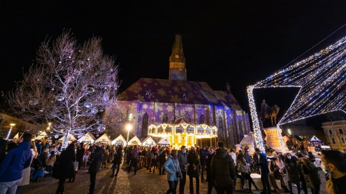 Emil Boc, despre prețurile din Târgul de Crăciun: „Sunt exact ca la Sibiu sau București. Nu le stabilim noi” / Un pahar de vin fiert costă 13 lei, iar pentru un meniu cu 5 sarmale se cer 25 de lei