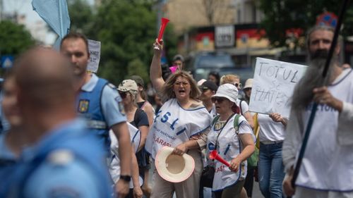 Majoritatea categoriilor de bugetari amenință cu greve și proteste, în perioada următoare, după ce tonul l-au dat magistrații și angajații primăriilor de comune și orașe, sub presiunea măsurilor de restructurare promovate de Guvernul Bolojan
