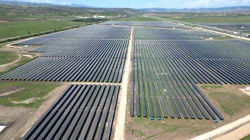 Raiffeisen a finanțat cu 28,7 milioane de euro dezvoltarea parcului fotovoltaic de la Teiuș, sprijinit și prin PNRR