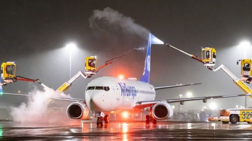 Aeroportul Schiphol din Amsterdam, unul dintre cele mai aglomerate din Europa, a anulat luni 450 de zboruri din cauza zăpezii şi îngheţului