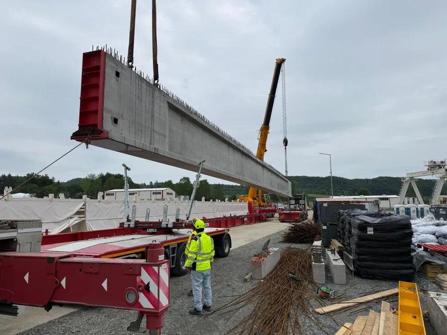 primele două grinzi din beton din cel 1394 necesare pentru secțiunea 2 Cornetu - Tigveni 