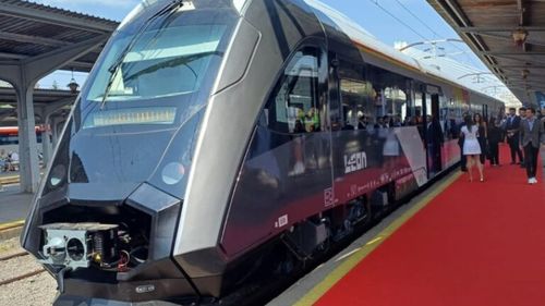 FOTO-VIDEO. Cum arată noul tren lansat de Grupul Grampet, controlat de Gruia Stoica / Fostul ministru al Economiei Florin Spătaru vorbește despre decarbonizare la lansarea unui tren cu motor diesel