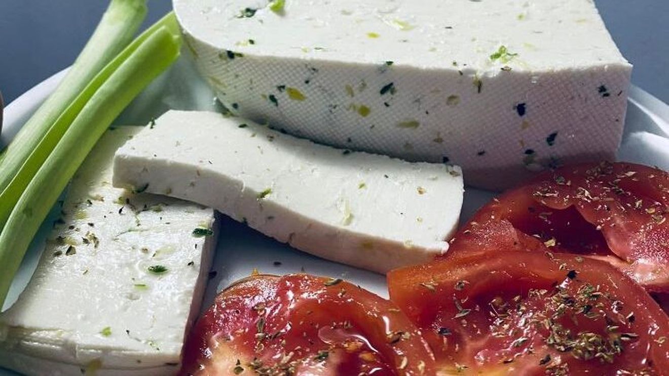 Ferma de oi unde se fac urdă și caș după rețete de acum 300 de ani. Crema de brânză cu mărar, ceapă, usturoi, măsline sau ardei iute se vinde ca pâinea caldă