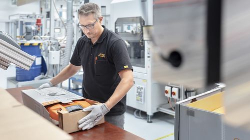 Grupul german Stihl inaugurează miercuri prima fabrică din România pentru pachete de baterii, investiție de 125 milioane de euro / Premierul Bolojan participă la eveniment