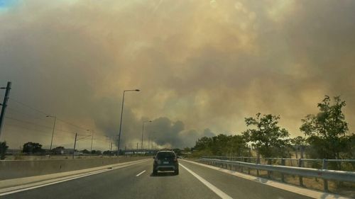 Asociaţia Naţională a Agenţiilor de Turism: Turiștii din sudul insulei Rhodos, aflați în zona afectată de incendii, vor fi mutați în nord