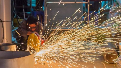 Companiile din Ucraina angajează mai multe femei şi adolescenţi, pe fondul penuriei de forţă de muncă / ”Acum situaţia este de aşa natură încât iau oameni fără experienţă şi îi antrenează”