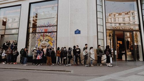 Creșterea veniturilor românilor și aspirațiile pentru un standard de viață occidental atrag atenția retailerilor de lux. Piața nu este încă matură