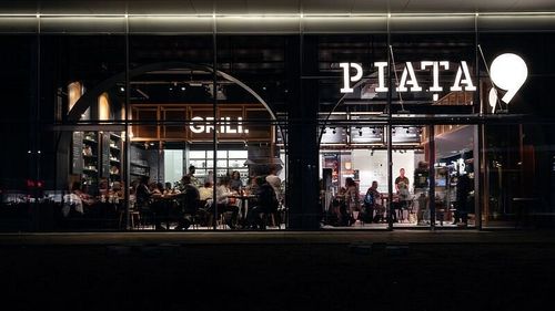 Doi antreprenorii arădeni, dintre care unul acționar la Dinamo, preiau o parte din afacerea orădeană Piața 9 / Consiliul Concurenței a autorizat tranzacția / Compania planifica extinderea în București