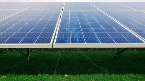 Peste 24 de instituții publice vor primi o finanțare de peste 68 milioane lei pentru investiţii în surse regenerabile şi stocarea energiei, anunță Ministerul Energiei