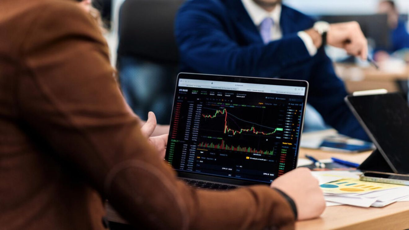 Reacții ale investitorilor după summitul SUA–Rusia, încheiat fără un acord privind Ucraina: „Nu este ceva care să convingă Europa să renunţe la sancţiunile sale energetice împotriva Rusiei”