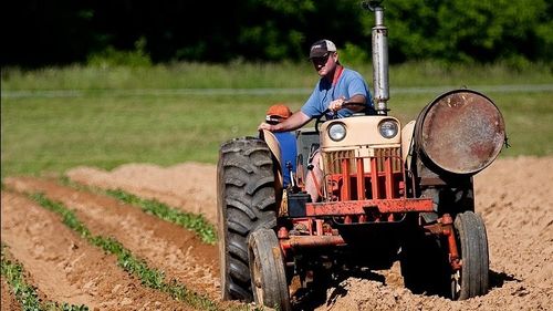 Premierul Ciolacu vrea un program Rabla pentru tractoare
