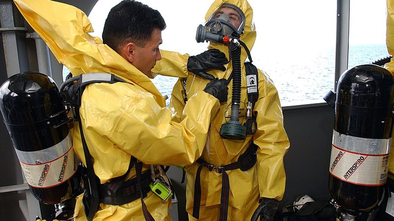 Armata cumpără 52.000 de costume de protecție împotriva agenților radioactivi, chimici și biologici