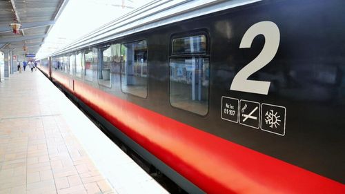 FOTO Club Feroviar: Vagoane CFR Călători reparate „de mântuială” de Gruia Stoica, cu bani din PNRR / Vopsea sărită, la doar două luni de la repunerea pe șine