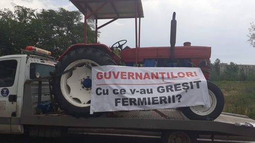 FOTO VIDEO. Fermierii protestează cu tractoarele în jurul Parlamentului. Ei acuză „subfinanțarea cronică” a agriculturii: „Ce cer fermierii? Să hrănească acest popor!”