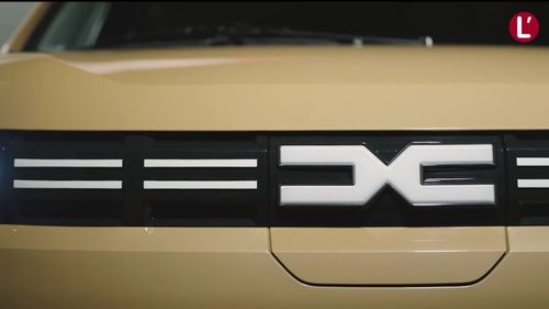 FOTO Surprins în trafic. Cum ar putea arăta Dacia C-Neo, viitorul model compact al mărcii Dacia