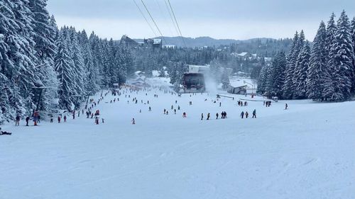 Se deschide sezonul de schi în Poiana Brașov. Deocamdată se schiază în partea superioară a Masivului Postăvarul