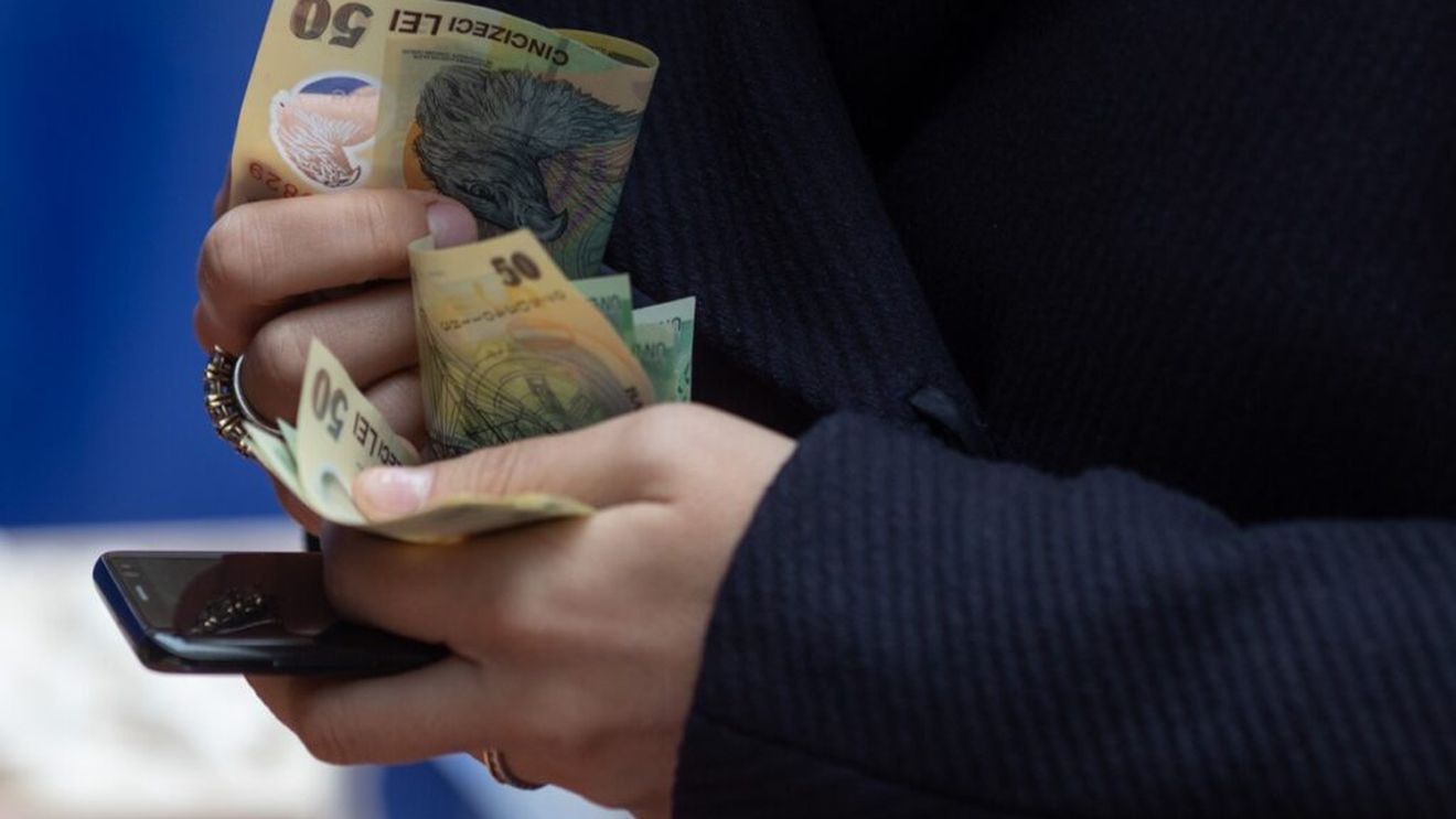 Surse: Ministerul Finanțelor a pregătit o nouă ordonanță de reducere a cheltuielilor, pentru a evita rectificarea bugetară. Bani europeni merg în fondul de rezervă, folosit discreționar, se amână pentru 2024 plata unor drepturi salariale câștigate în instanță, stop la achiziții de mobilă și evenimente din bani publici