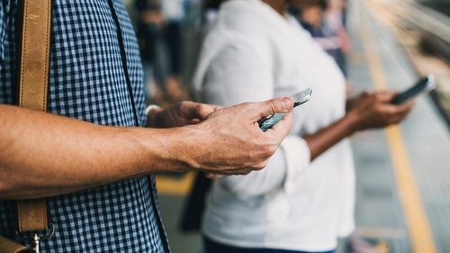 Sondaj: Doi din trei cetățeni europeni așteaptă cu interes noul portofel european de identitate digitală