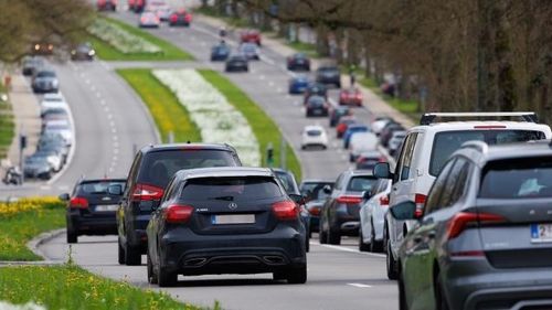 Reacțiile producătorilor auto și organizațiilor de mediu după decizia UE de a nu mai interzice vânzarea de mașini cu motoare clasice din 2035