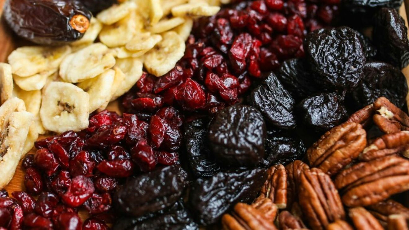 Nouă obligativitate la nivelul UE: Producătorii trebuie să indice pe ambalaj originea fructelor uscate decojite și deshidratate, cum ar fi migdalele, alunele sau stafidele