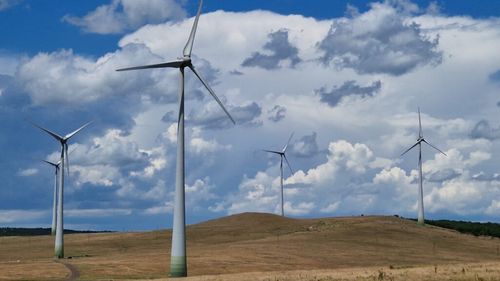 Niciun pic de vânt și cer înnorat. Eolienele consumă curent, nu produc, și este nevoie ca termocentralele să fie „turate” puternic ca să acoperim parte din consum / SEN are nevoie de importuri masive de energie