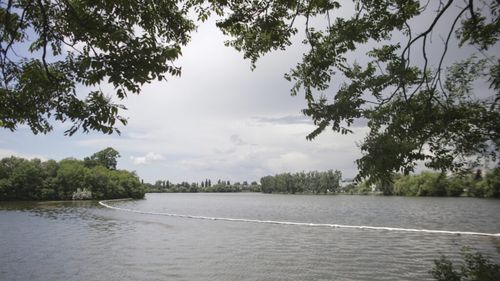 Sectorul 1 lansează studiile de teren și de fezabilitate pentru „Promenada Verde” - refacerea malurilor lacurilor Băneasa, Grivița și Străulești din nordul Bucureștiului. Durează 16 luni și au trecut deja 16 ani de la anunțarea acestui proiect