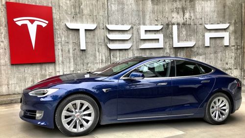 Tesla va îngheţa angajările şi va face concedieri în următorul trimestru