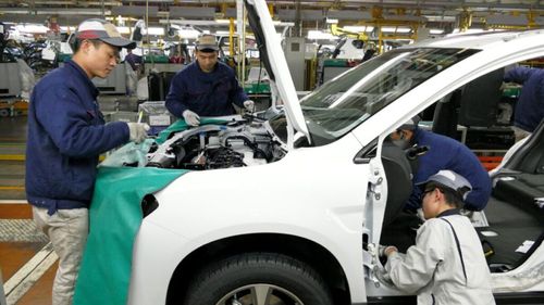 Lovitură pentru producătorii auto europeni. Vânzările de maşini de lux scad în China pe măsură ce economia încetineşte