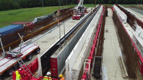 FOTO Autostrada Sibiu - Pitești. Au fost produse primele două grinzi din beton din cele 1394 necesare pentru secțiunea 3 Cornetu - Tigveni