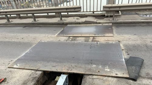 Lucrări la Podul ,,Prieteniei" Giurgiu-Ruse până la sfârșitul lunii martie : drumarii bulgari fac noi reparații, iar șoferii circulă pe o singură bandă