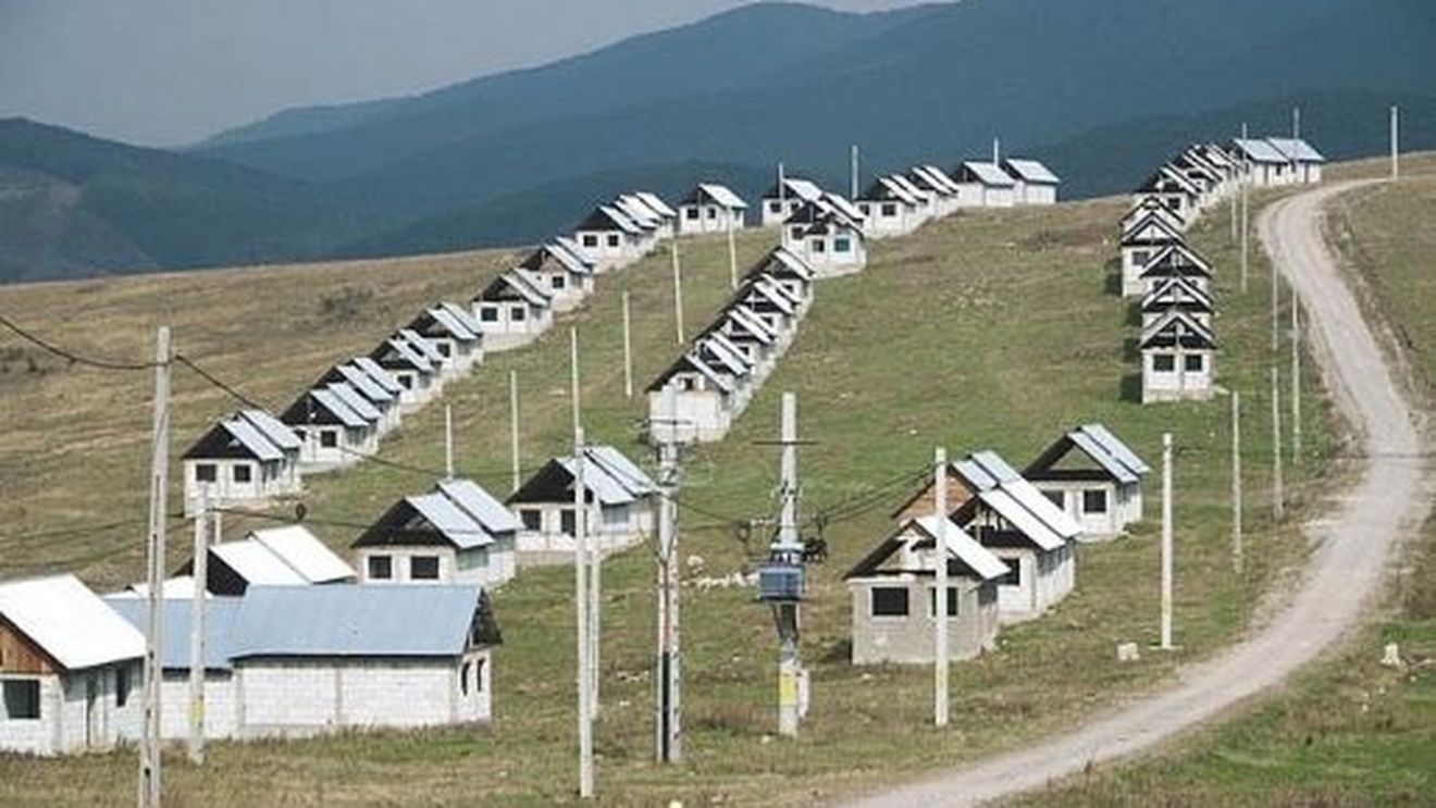 „Mirajul” caselor scoase la vânzare cu numai 250 euro: un „sat fantomă” construit pentru sinistrați și abandonat, fără drum, electricitate sau canalizare