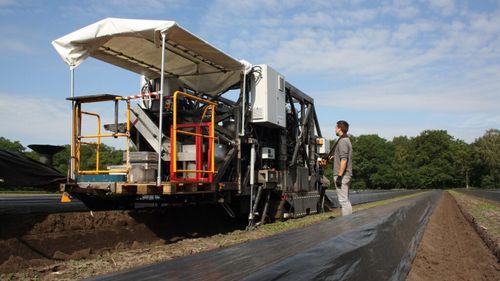 VIDEO Premieră în Germania: un fermier folosește roboți pentru recoltarea sparanghelului din cauza crizei de forță de muncă