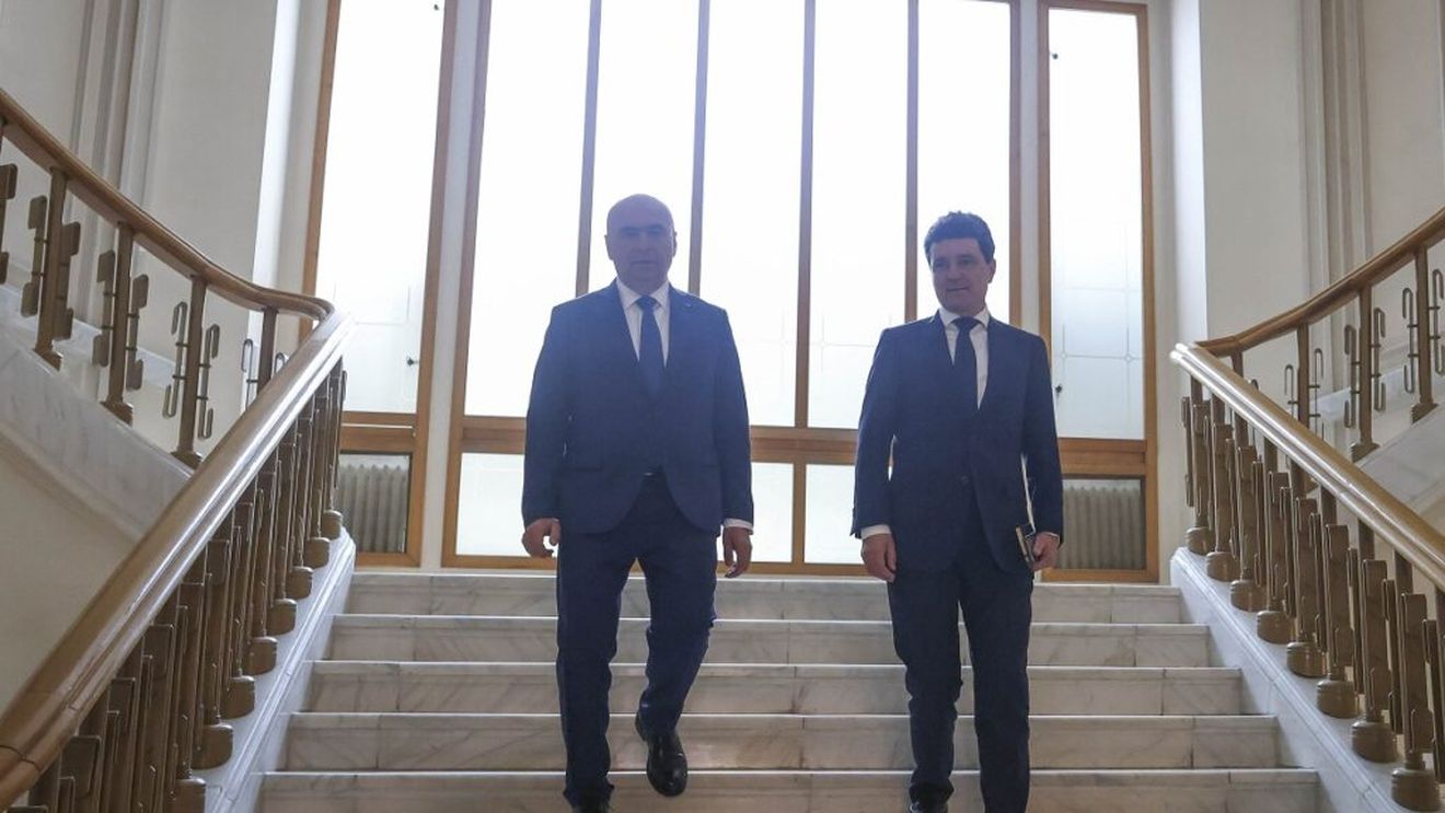 POLITICO: România riscă reacţii publice negative în urma măsurilor de reducere a deficitului, cel mai mare din UE. Guvernul se află într-o situaţie dificilă