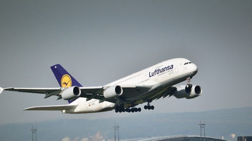 Lufthansa va introduce o taxă de mediu de până la 72 euro pentru zborurile cu plecare din țările UE, Marea Britanie, Norvegia și Elveția