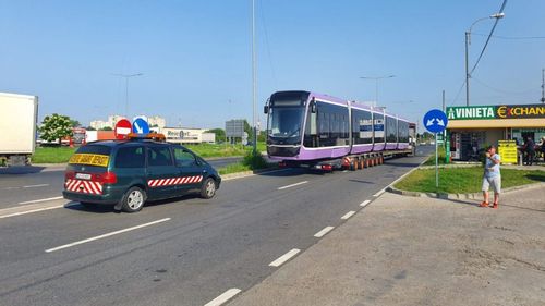 FOTO VIDEO Primul tramvai nou din Turcia care va circula la Timişoara a intrat în ţară pe la vama Giurgiu