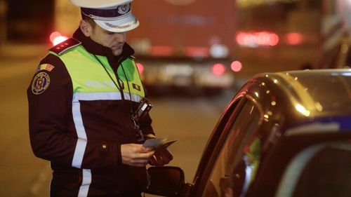 Revoluţie rutieră digitală: Actele şoferului şi maşinii vor putea fi prezentate şi de pe telefon. Accidentele uşoare se pot declara online, iar autorizaţia de reparaţie va fi eliberată la fel / Se introduce prezumţia că proprietarul maşinii este contravenient dacă se constată depăşirea vitezei legale