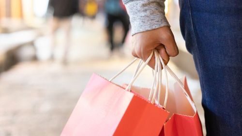 Cum arată cumpărăturile de Sărbători în acest an? Studiu Oracle: Inflația îi împinge pe consumatorii europeni să cumpere mai devreme și să vâneze prețurile