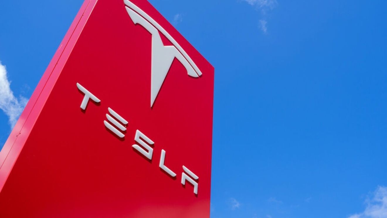 Acțiunile Tesla au crescut cu aproximativ 8% înainte de deschiderea pieței după ce Trump a anunțat că vrea să schimbe regulile pentru mașinile electrice din SUA