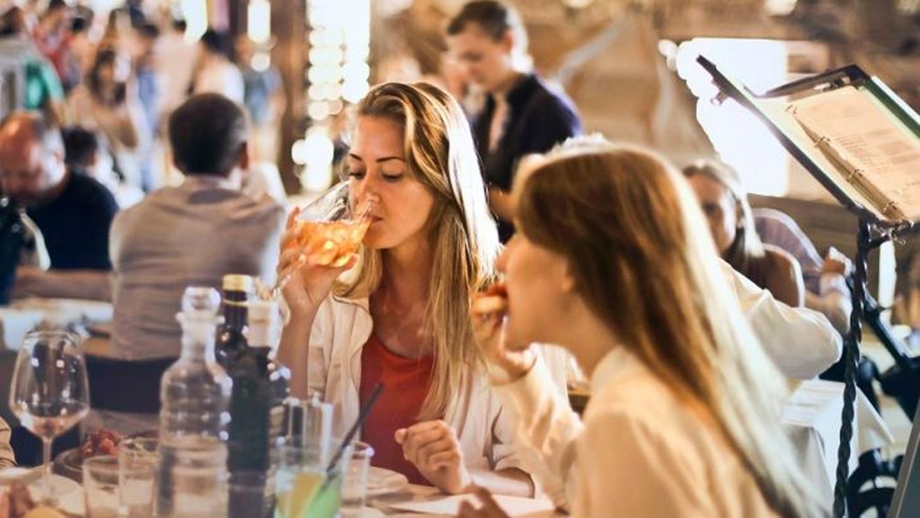 Reprezentanții HoReCa spun că plătesc prea mult pentru muzica ambientală, iar cei mai mulți bani nu ajung la artiști/ Patronatele din industria ospitalității se plâng de tarife inechitabile și penalități excesive