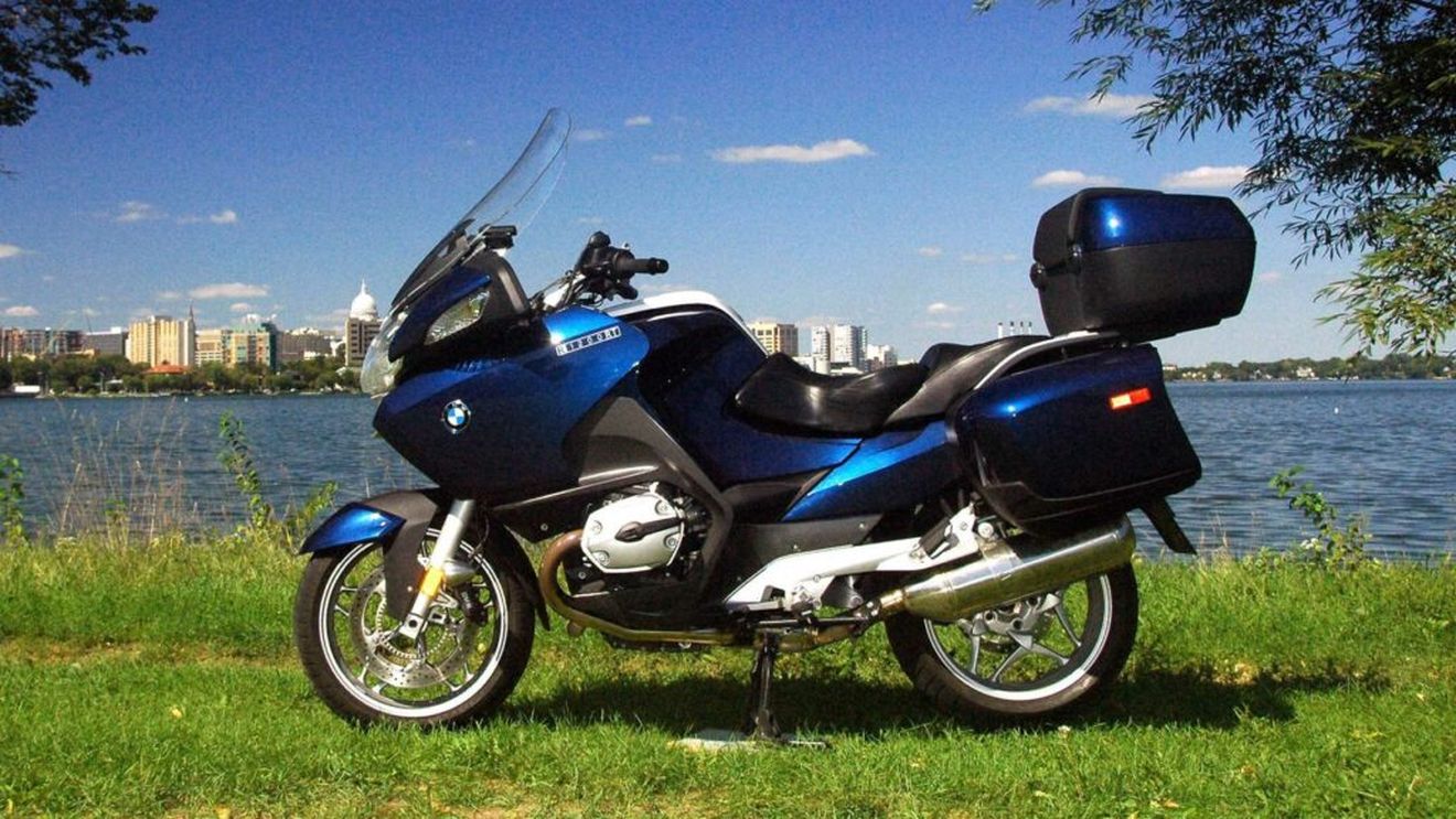 Poliția Capitalei plătește 138.000 de euro pentru a înlocui toate piesele unei motociclete din parcul auto al instituției, deși o motocicletă nouă costă circa 20.000 de euro / Contractul vizează toate cele 56 de motociclete