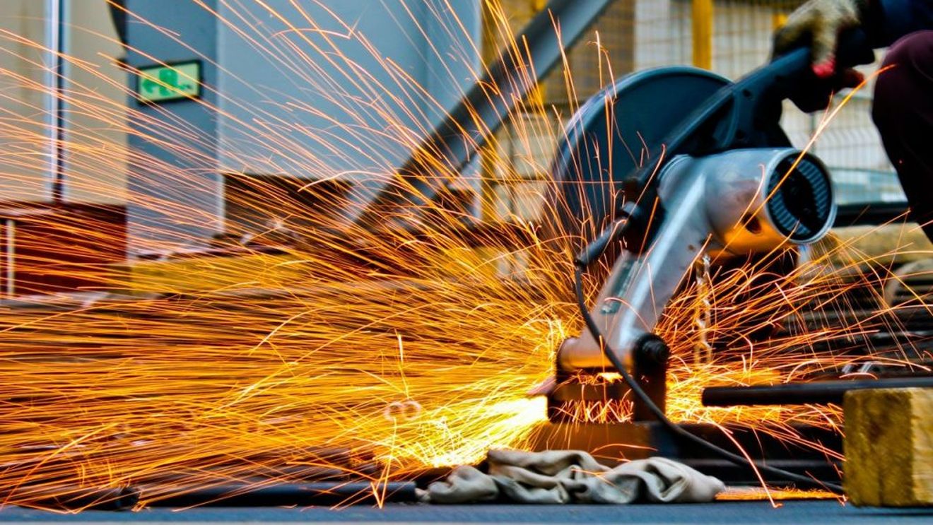 Raport din industria prelucrătoare în România: Scade numărul de angajați în fabrici/ Comenzile noi au scăzut considerabil, iar presiunea costurilor a crescut