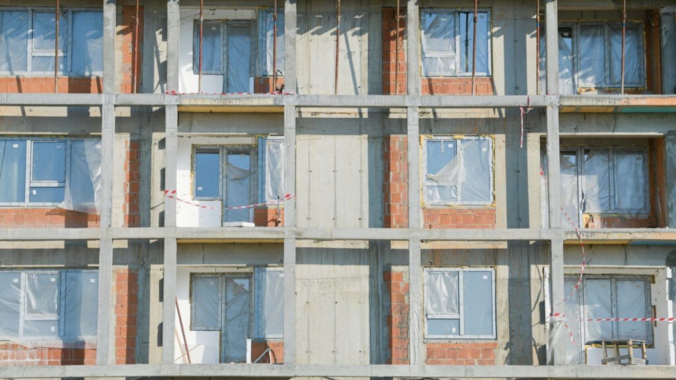 Analiză din piața imobiliară: Tranzacțiile de apartamente s-au diminuat semnificativ în România, iar achizițiile de locuințe cu finanțare bancară continuă să scadă/ Evoluția anuală a creditelor pentru locuințe va intra în teritoriu negativ