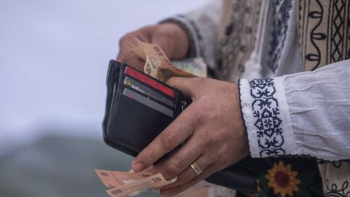 Boloș: O mare parte din voucherele de 50 de euro pentru persoanele vulnerabile vor fi distribuite în luna iunie