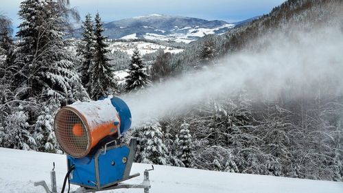 Veste bună pentru iubitorii de schi: a început producerea zăpezii artificiale pe Postăvarul