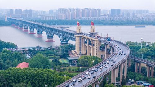 China riscă să intre într-o spirală deflaționistă și mai adâncă prin încercarea de a redirecționa exporturile cu destinația SUA către piața internă / Război feroce al prețurilor între firmele chineze