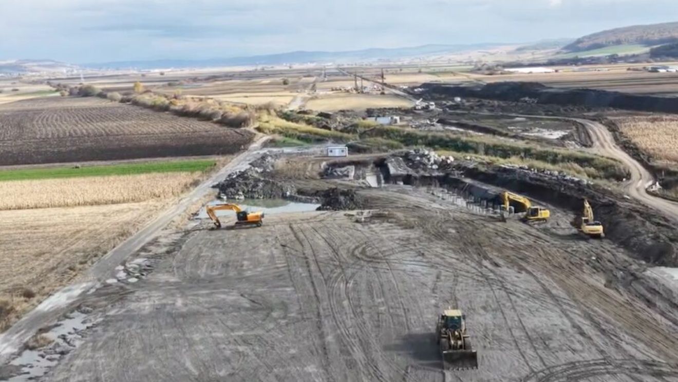 VIDEO Autostrada Unirii A8, lot Târgu Mureș – Miercurea Nirajului / Cum au avansat lucrările pe secțiunea de 24 km, construită de firma turcă Nurol