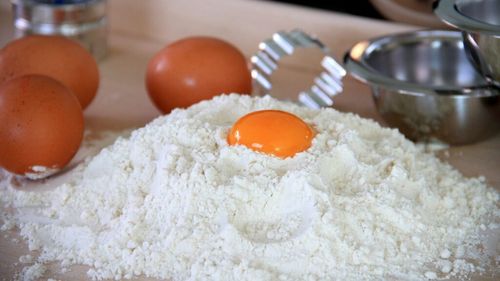 Producătorii francezi de alimente reduc producţia şi schimbă reţetele din cauza dublării preţurilor ouălor