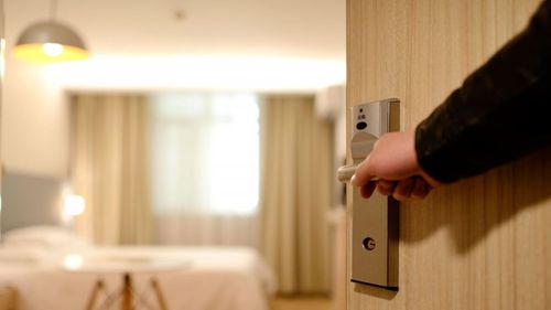 Actual de Cluj: O firmă care administrează în regim hotelier mai multe apartamente din Cluj-Napoca a fost obligată la plata a mii de euro către asociația artiștilor interpreți